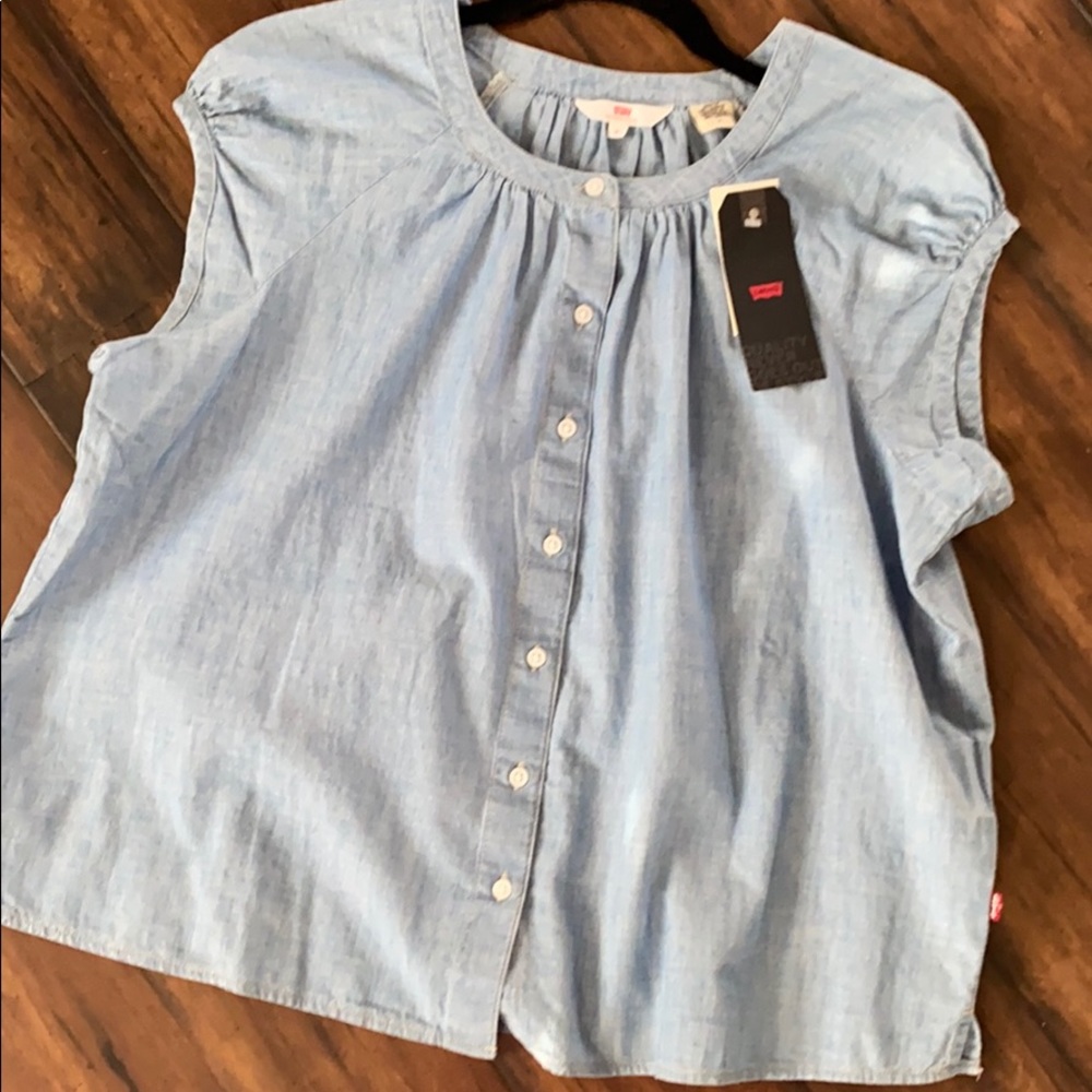Light Blue Levi’s, cap sleeved top. NWT 🌼